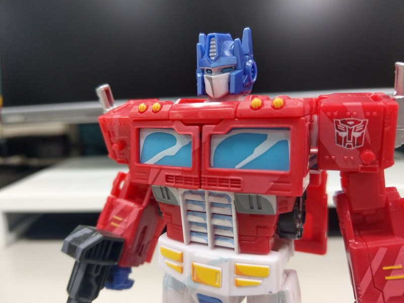 Transformers Siege Classic Animation Optimus Prime In Hand Photo Gallery 09 (9 of 24)